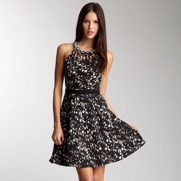 Elie Tahari Dresses & Skirts - Elie Tahari Bryce knotted neckline dress